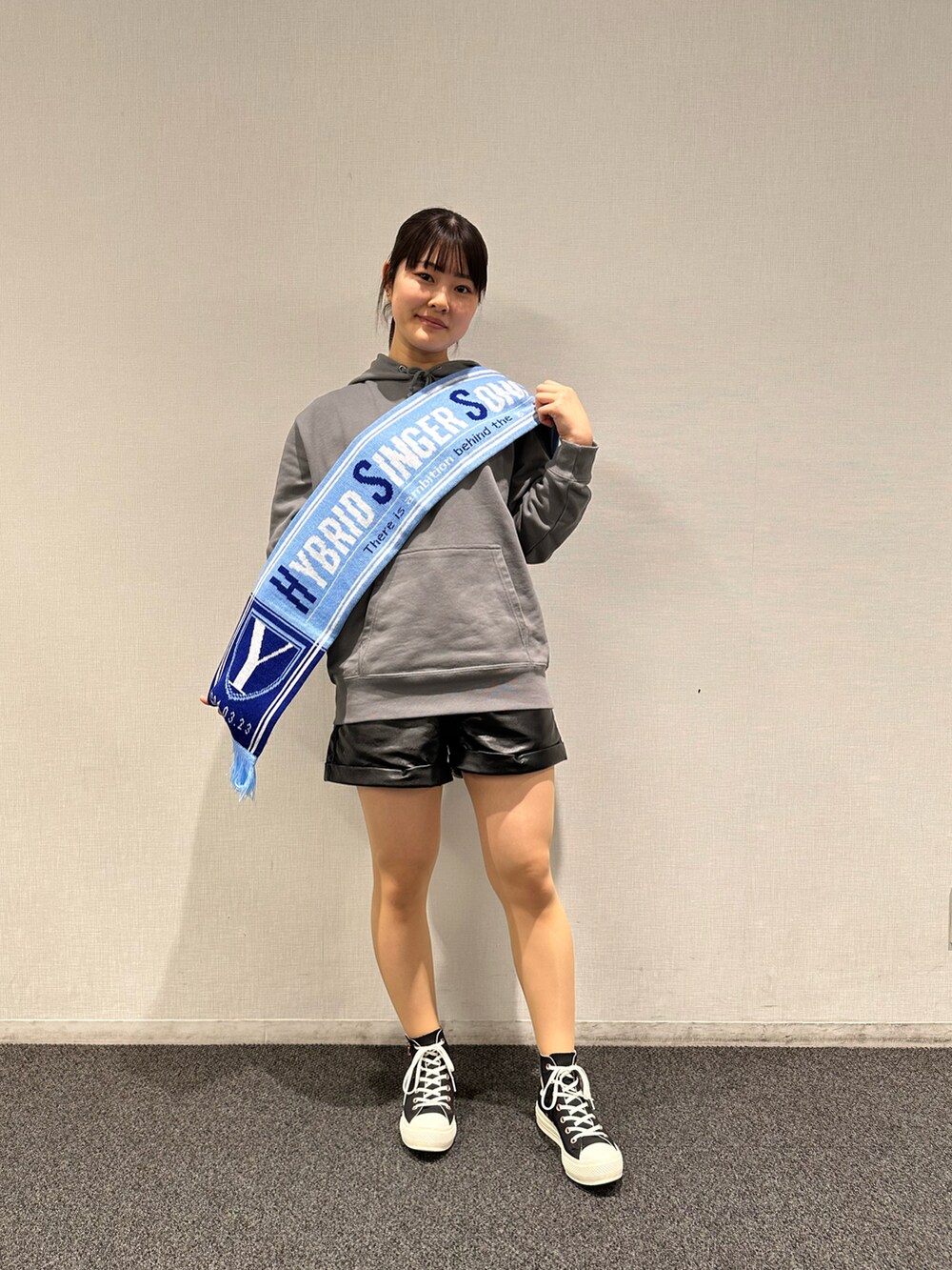 ブラック系のダウンジャケット/コート、ブラック系のその他パンツ、ブラック系のスニーカーを着用したレディースの冬コーディネートの2枚目の写真