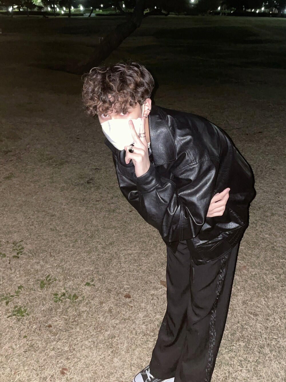 ブラック系のジャケット/アウターを着用したメンズの秋コーディネートの3枚目の写真