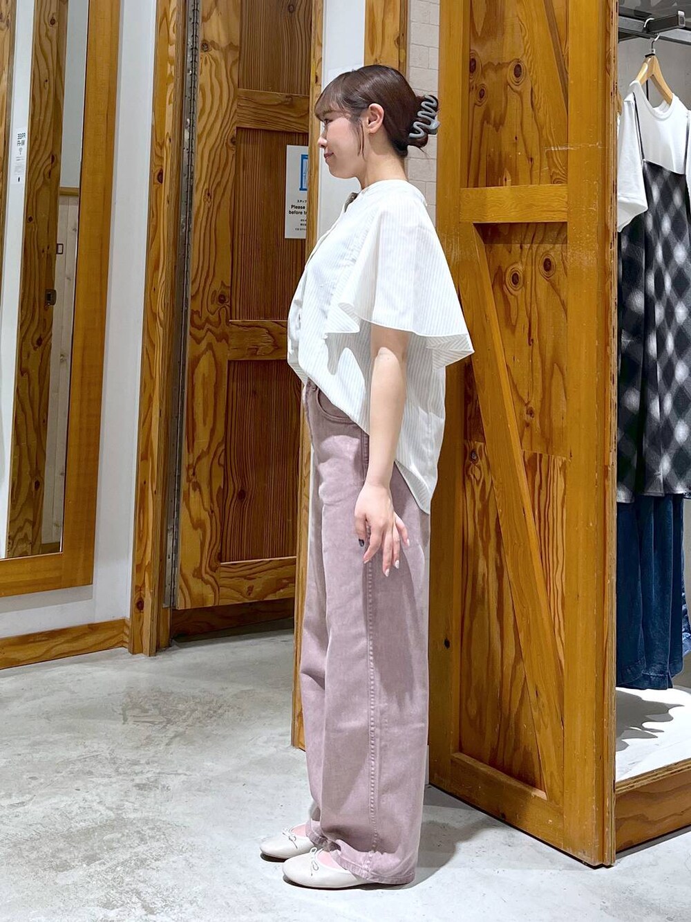 ホワイト系のバレエシューズ、その他のシャツ/ブラウス、ピンク系のデニムパンツを着用したレディースの夏コーディネートの3枚目の写真