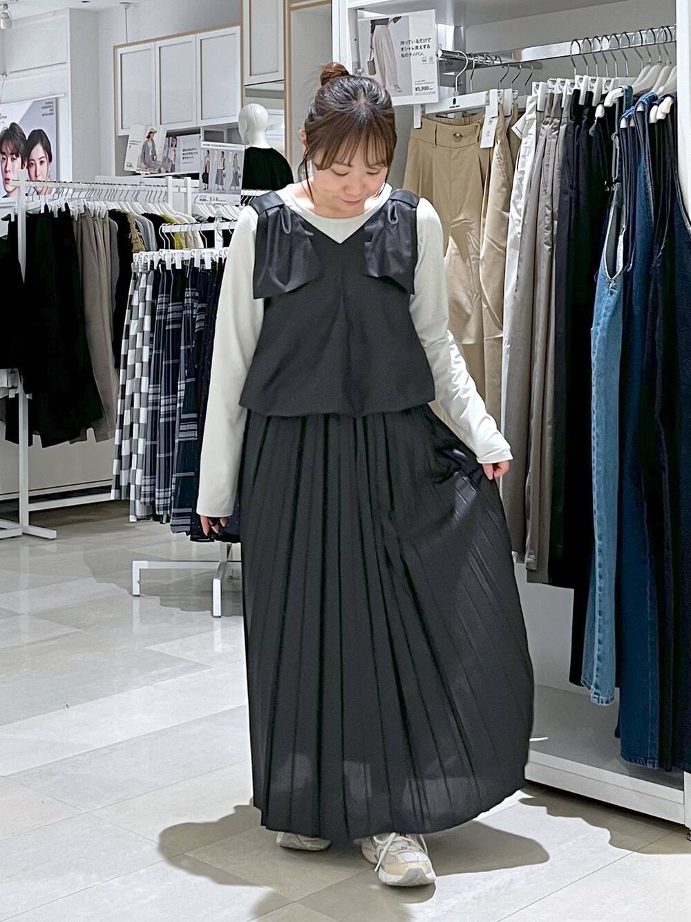 ホワイト系のTシャツ/カットソーを着用したレディースの春コーディネートの3枚目の写真