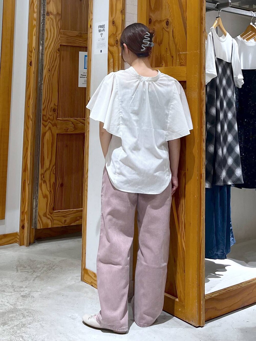 ホワイト系のバレエシューズ、その他のシャツ/ブラウス、ピンク系のデニムパンツを着用したレディースの夏コーディネートの4枚目の写真