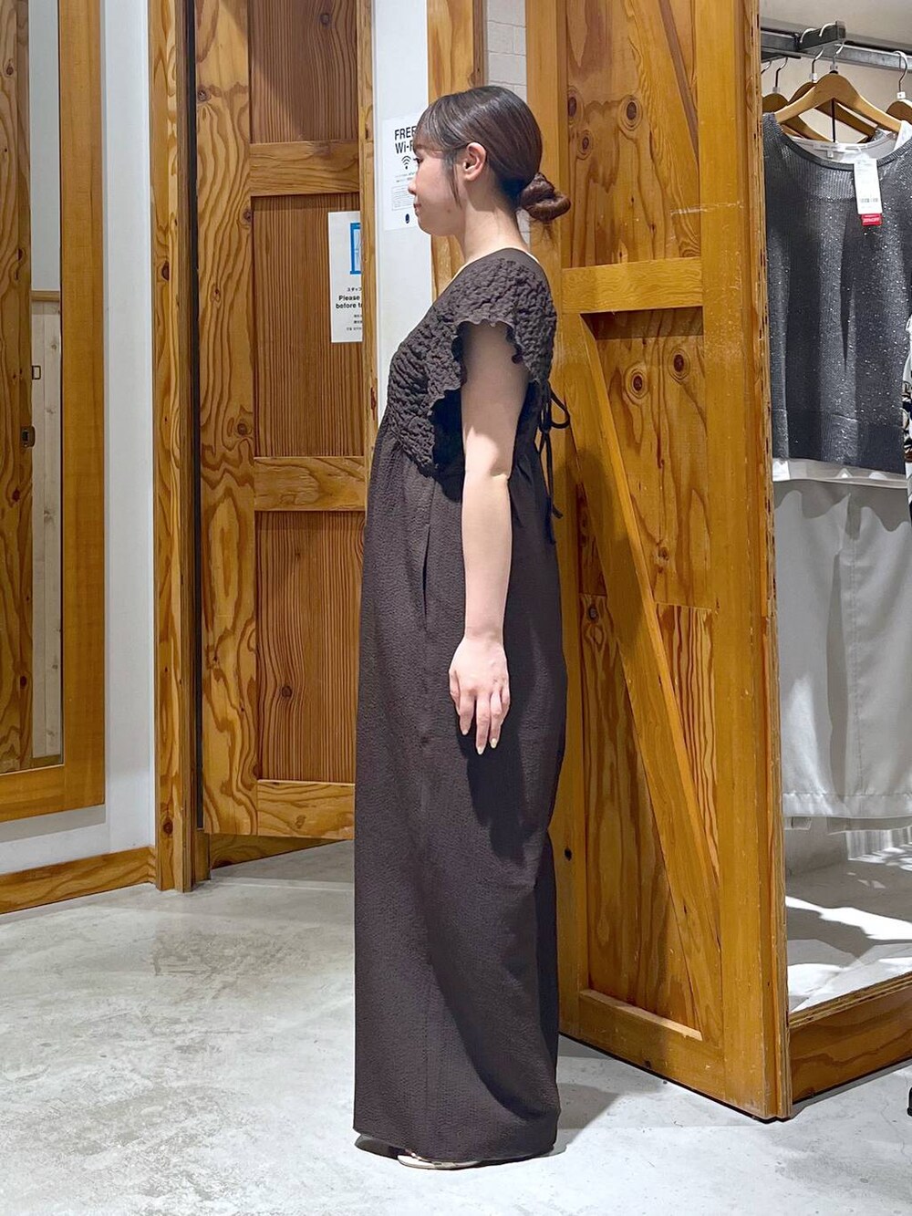 ホワイト系のショルダーバッグ、ホワイト系のタンクトップ、ベージュ系のサンダルを着用したレディースの夏コーディネートの3枚目の写真