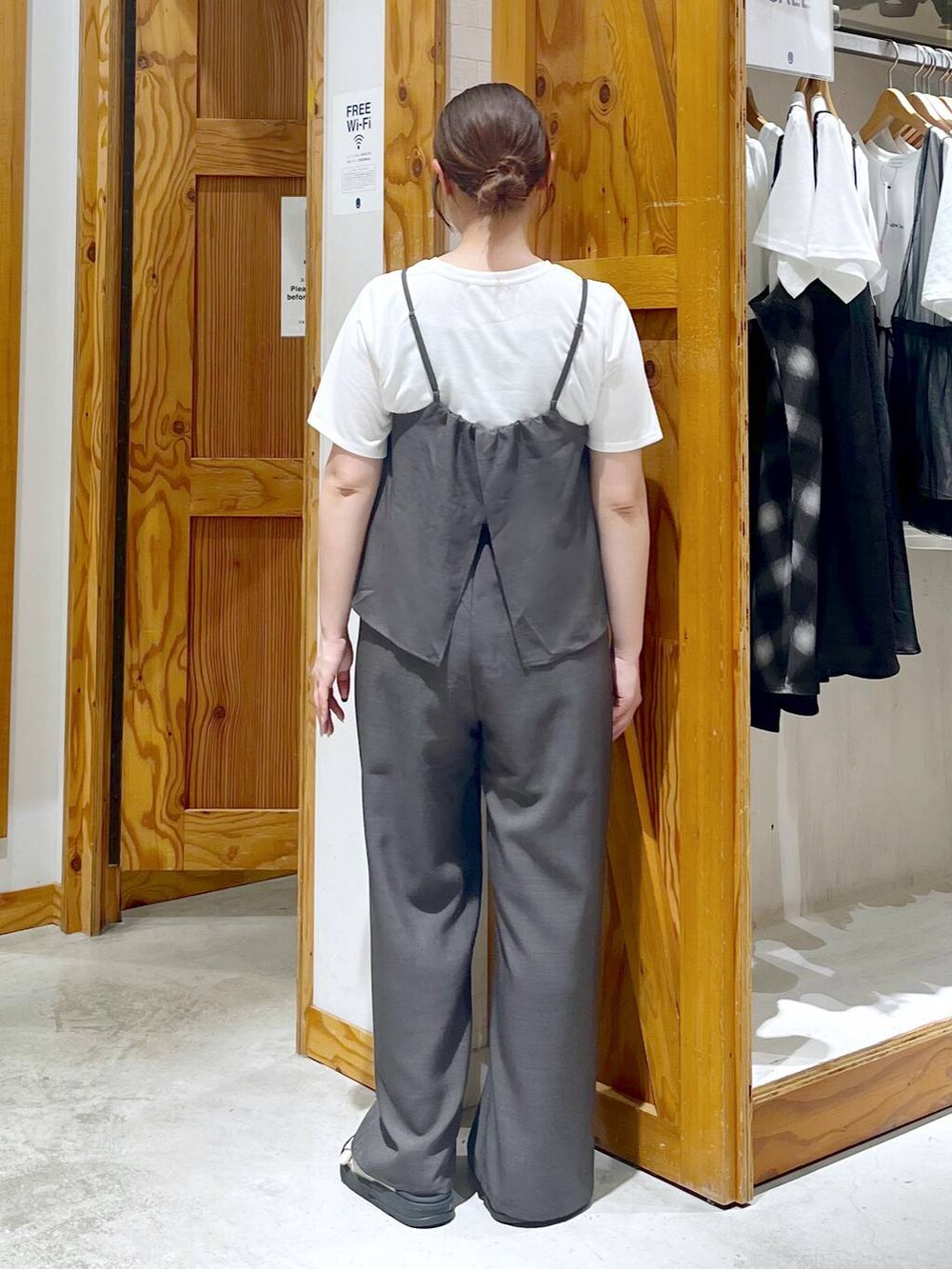 ホワイト系のサンダル、ベージュ系のトートバッグ、グレー系のサロペット/オーバーオールを着用したレディースの夏コーディネートの4枚目の写真