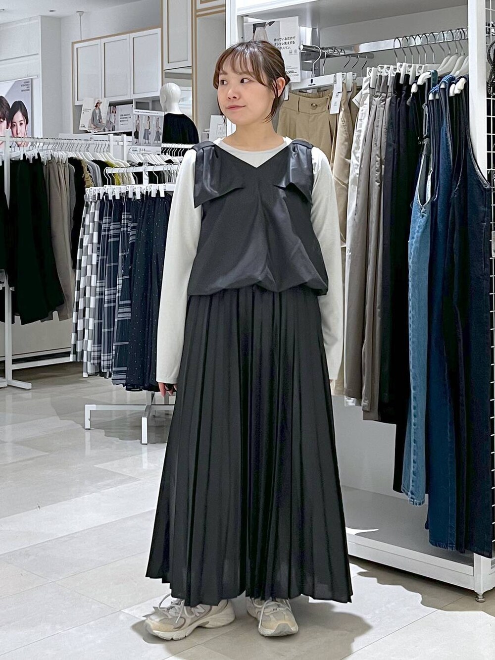 ホワイト系のTシャツ/カットソーを着用したレディースの春コーディネートの2枚目の写真