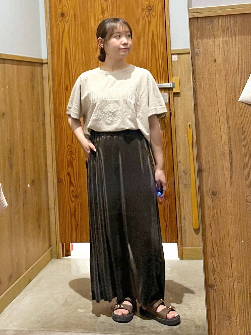 ホワイト系のトートバッグ、ブラウン系のサンダル、ホワイト系のワンピースを着用したレディースの夏コーディネートの2枚目の写真