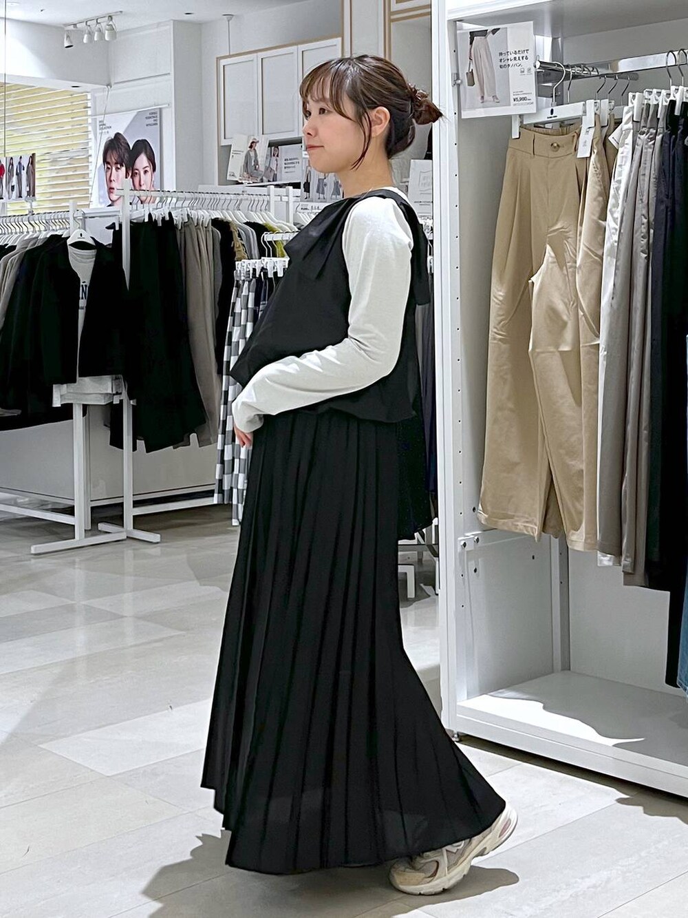 ホワイト系のTシャツ/カットソーを着用したレディースの春コーディネートの5枚目の写真