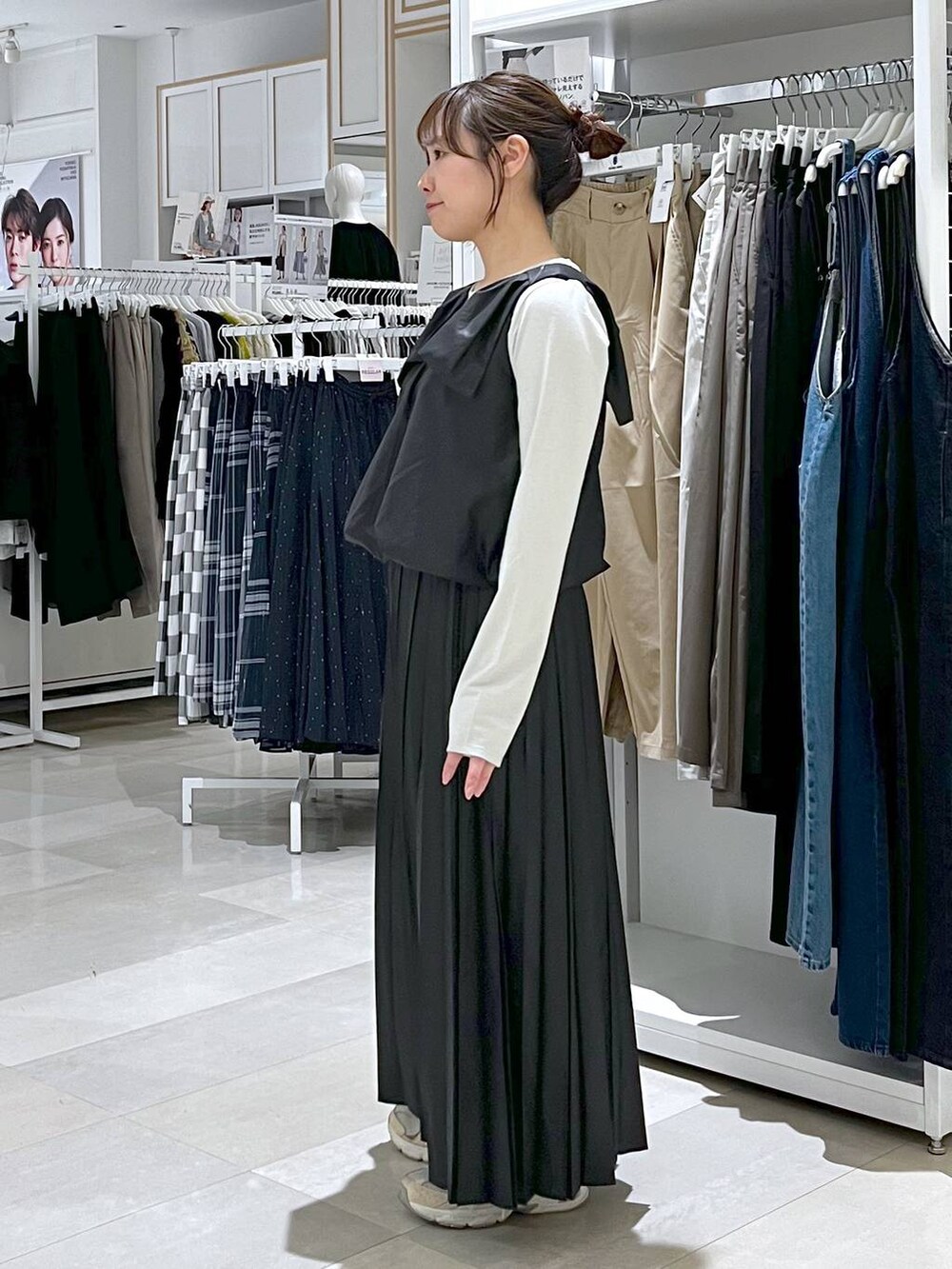 ホワイト系のTシャツ/カットソーを着用したレディースの春コーディネートの4枚目の写真