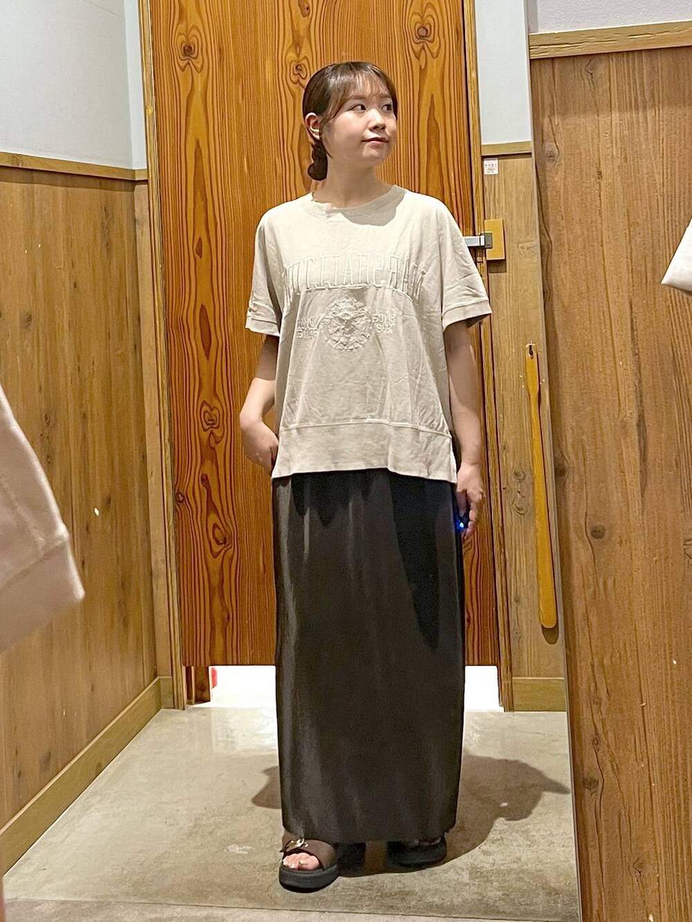 ホワイト系のトートバッグ、ブラウン系のサンダル、ホワイト系のワンピースを着用したレディースの夏コーディネートの3枚目の写真