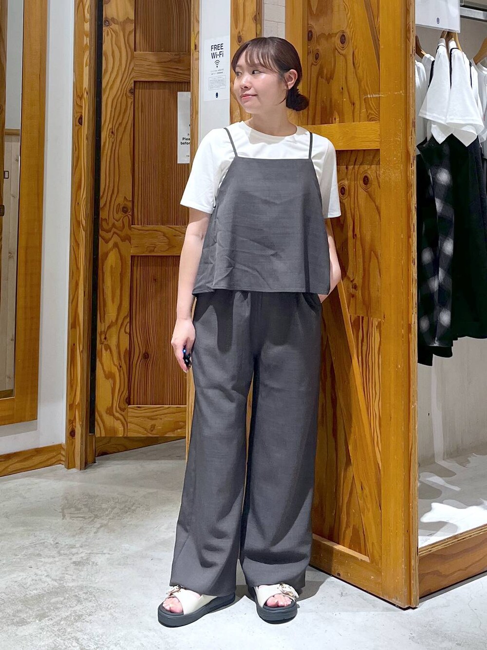 ホワイト系のサンダル、ベージュ系のトートバッグ、グレー系のサロペット/オーバーオールを着用したレディースの夏コーディネートの2枚目の写真