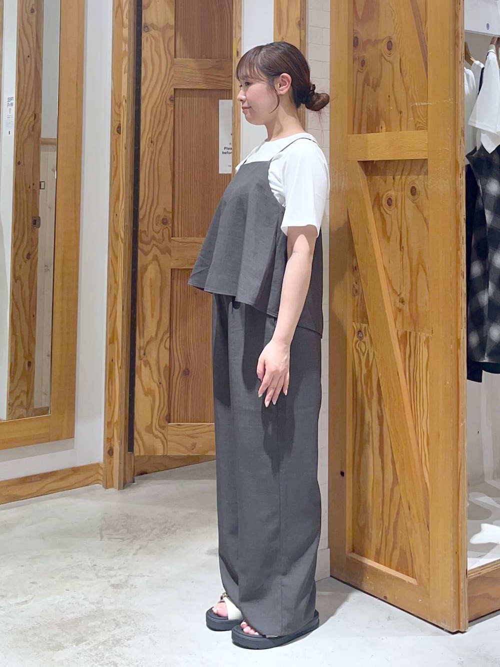 ホワイト系のサンダル、ベージュ系のトートバッグ、グレー系のサロペット/オーバーオールを着用したレディースの夏コーディネートの3枚目の写真