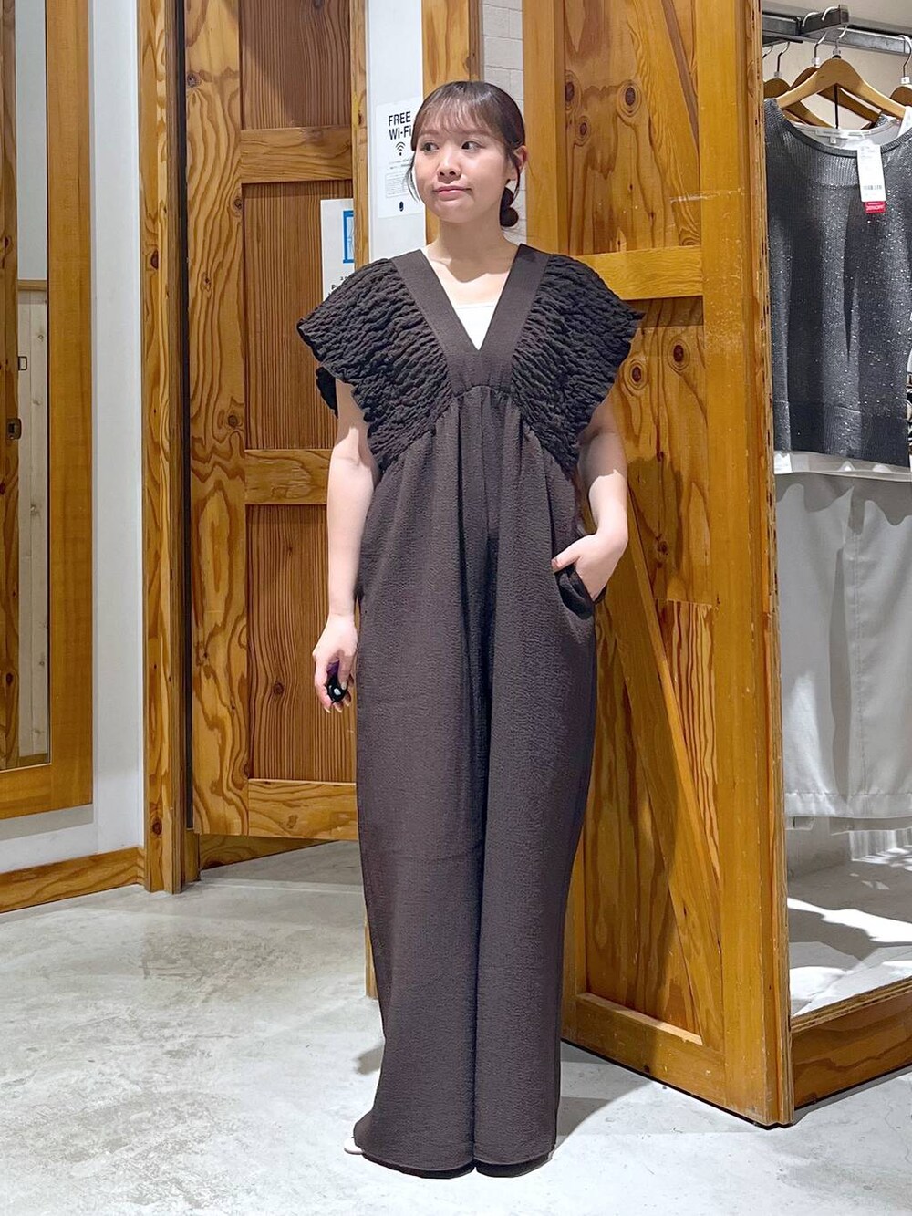 ホワイト系のショルダーバッグ、ホワイト系のタンクトップ、ベージュ系のサンダルを着用したレディースの夏コーディネートの2枚目の写真