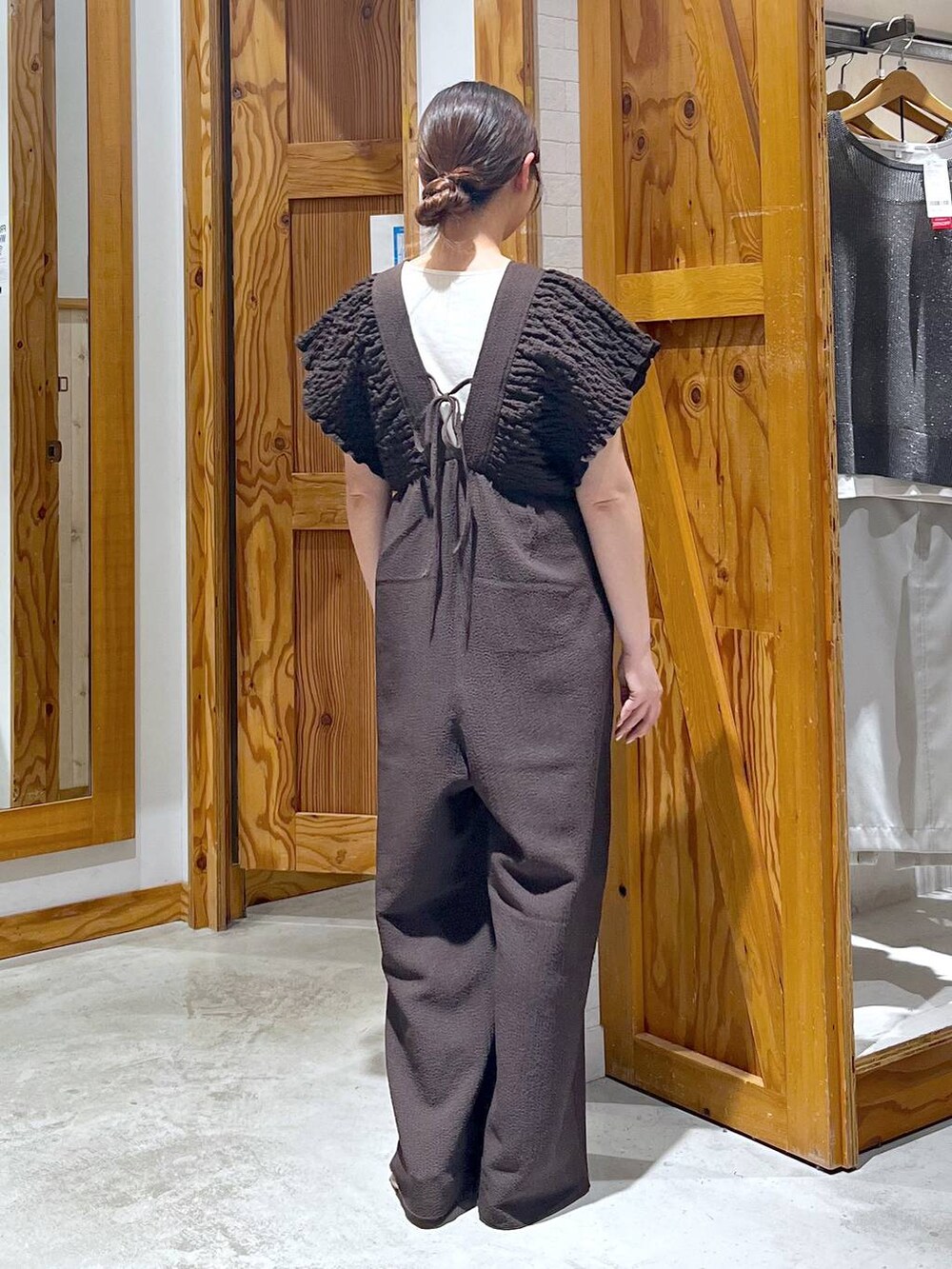 ホワイト系のショルダーバッグ、ホワイト系のタンクトップ、ベージュ系のサンダルを着用したレディースの夏コーディネートの4枚目の写真