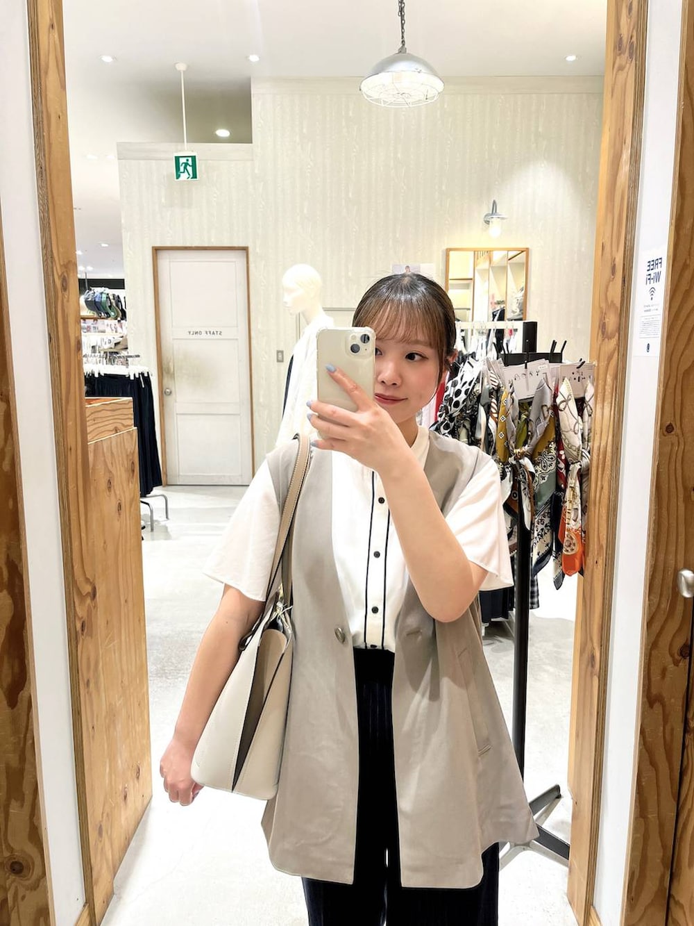 「着痩せ・細見え、低身長、ワントーン、体型カバー、着痩せ、きれいめ、ワイドパンツ、ウツクシルエット_GLOBAL WORK、ウツクシルエットでいこう、ブラウス、ベスト、ローファー、ハンドバッグ、夏コーデ、さらさらリラックス_GLOBAL WORK」｜「GLOBAL WORKのサイズ拡大/らくっション撥水2WAYローファー/131468（ローファー、ホワイト系）」を使った、yukiさん（レディース・154cm）の春コーディネートの2枚目の写真