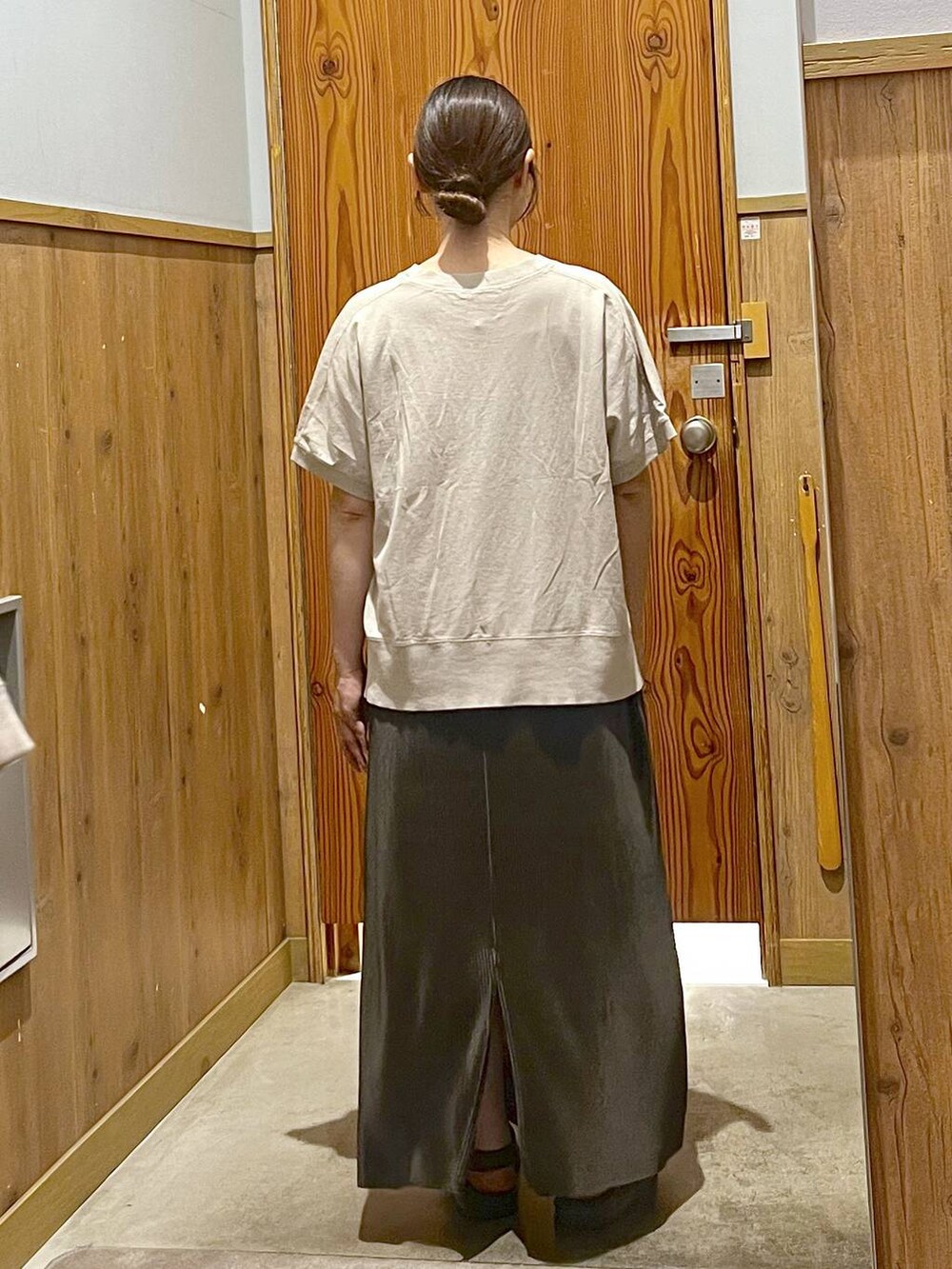 ホワイト系のトートバッグ、ブラウン系のサンダル、ホワイト系のワンピースを着用したレディースの夏コーディネートの5枚目の写真