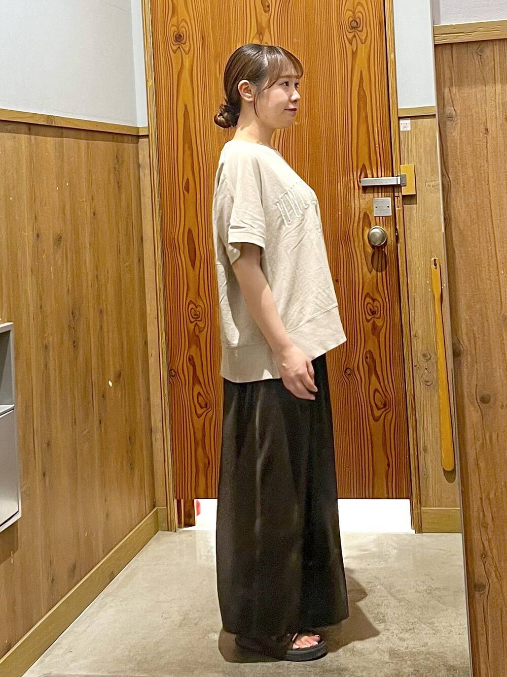 ホワイト系のトートバッグ、ブラウン系のサンダル、ホワイト系のワンピースを着用したレディースの夏コーディネートの4枚目の写真