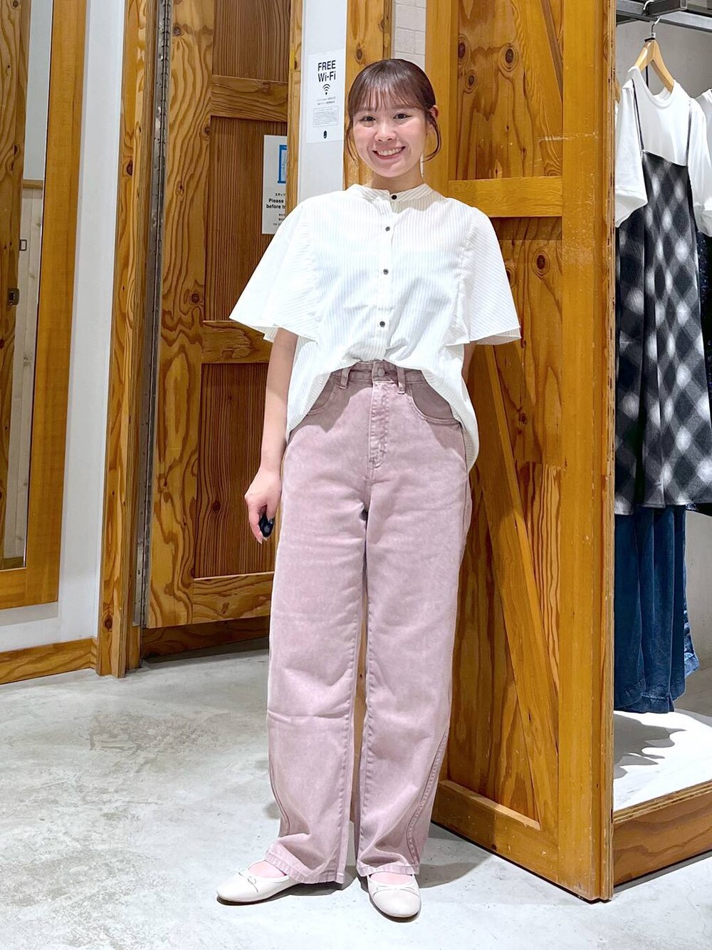 ホワイト系のバレエシューズ、その他のシャツ/ブラウス、ピンク系のデニムパンツを着用したレディースの夏コーディネートの2枚目の写真