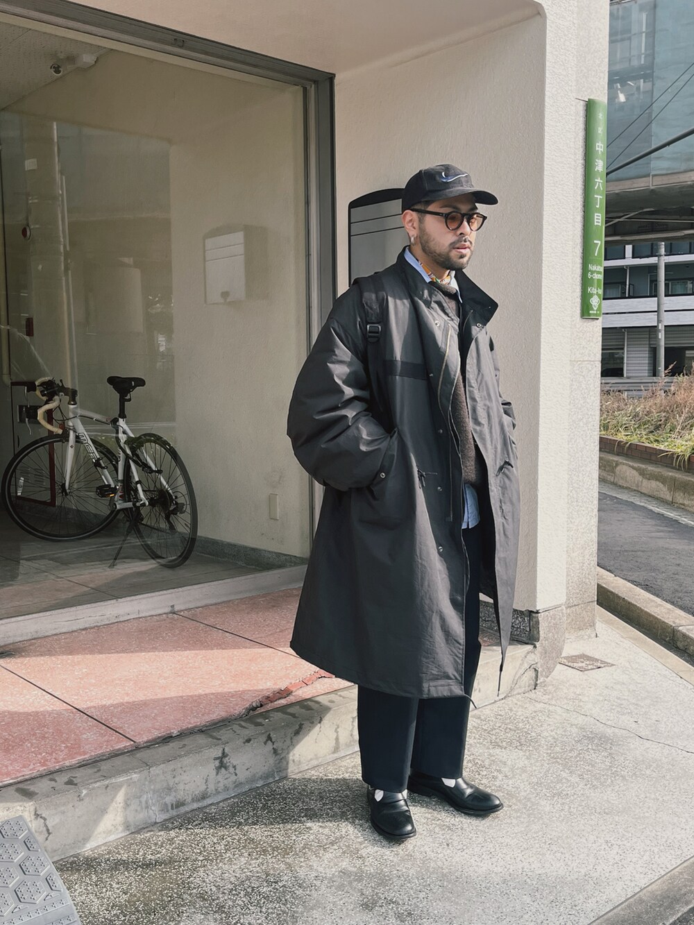「休日スタイル、シンプルコーデ、黒、ワイドパンツ、革靴、キャップ、ミリタリージャケット、古着MIX、スカーフ」｜「FREAK'S STOREのWEB限定 ビッグシルエット M-65 ライナーセットモッズコート/コート＆キルティングライナーセット/2枚セット/3WAY（モッズコート、ブラック系）」を使った、トマトさん（メンズ・165cm）の冬コーディネートの2枚目の写真