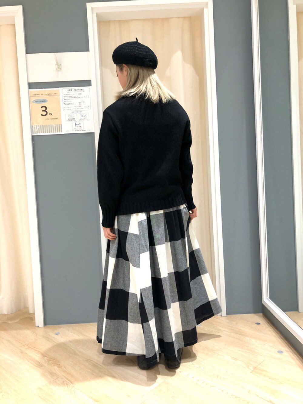 ブラック系のスカート、ブラック系のカーディガン/ボレロ、ブラック系の帽子を着用したレディースの冬コーディネートの2枚目の写真