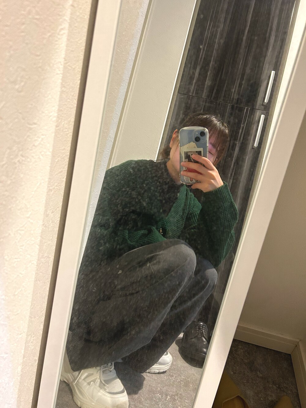 グリーン系のカーディガン/ボレロ、グレー系のその他パンツ、ホワイト系のシューズを着用したレディースの秋コーディネートの2枚目の写真