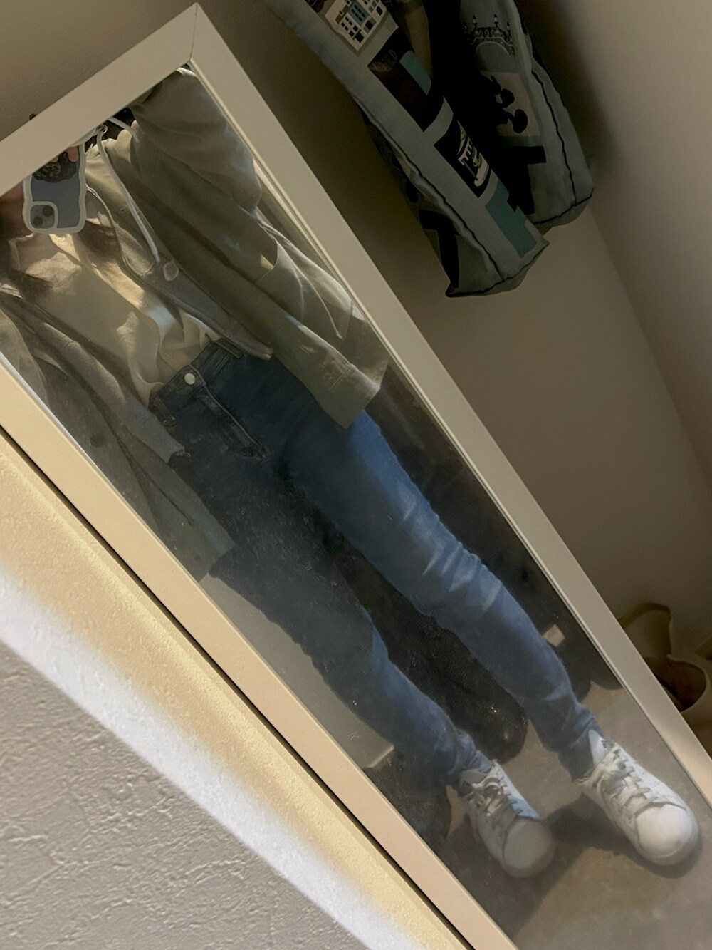 ホワイト系のシャツ/ブラウス、ブルー系のデニムパンツ、ホワイト系のスニーカーを着用したレディースの春コーディネートの2枚目の写真