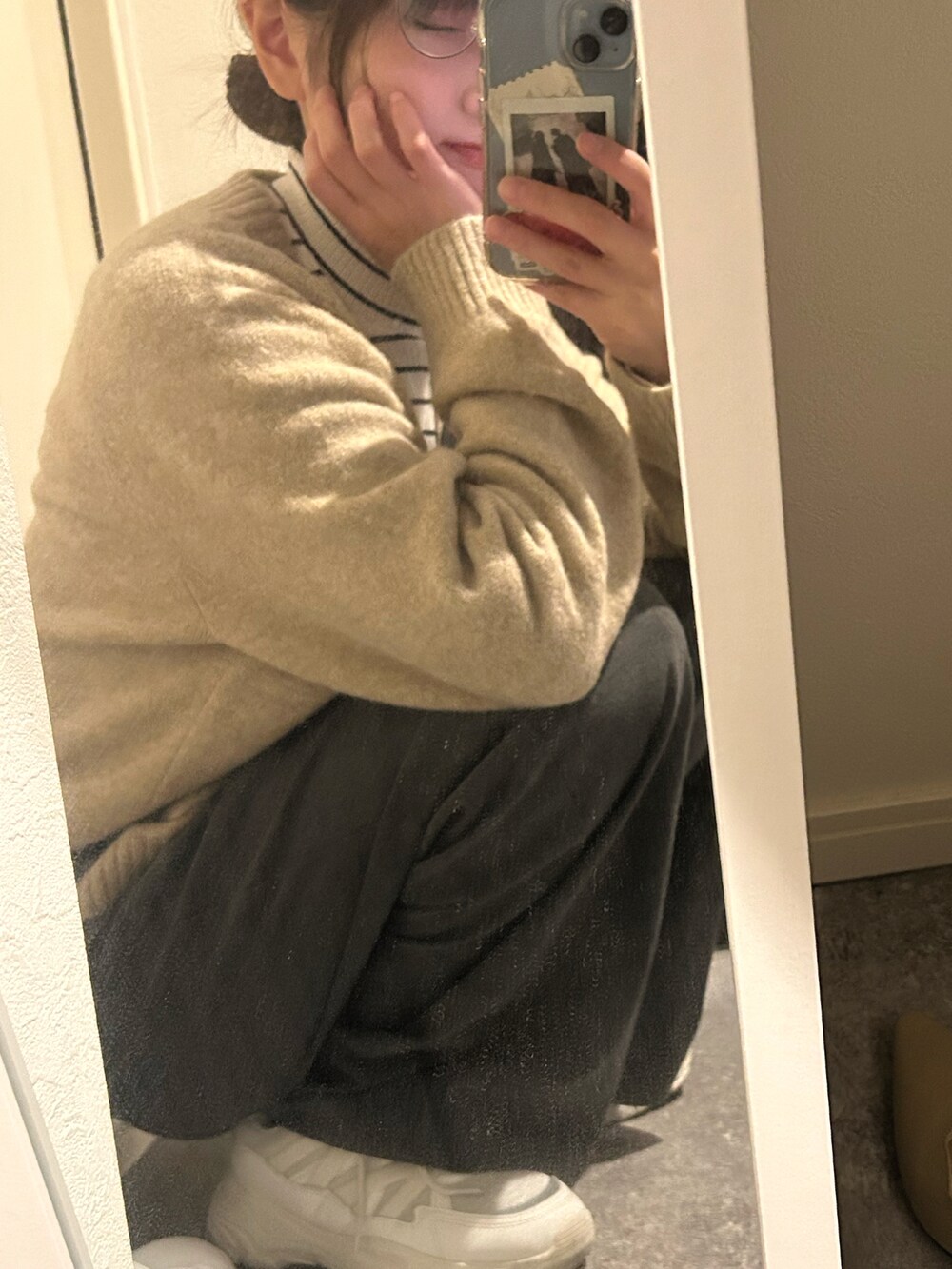 ベージュ系のカーディガン/ボレロ、ホワイト系のニット/セーター、ブラック系のショルダーバッグを着用したレディースの秋コーディネートの2枚目の写真