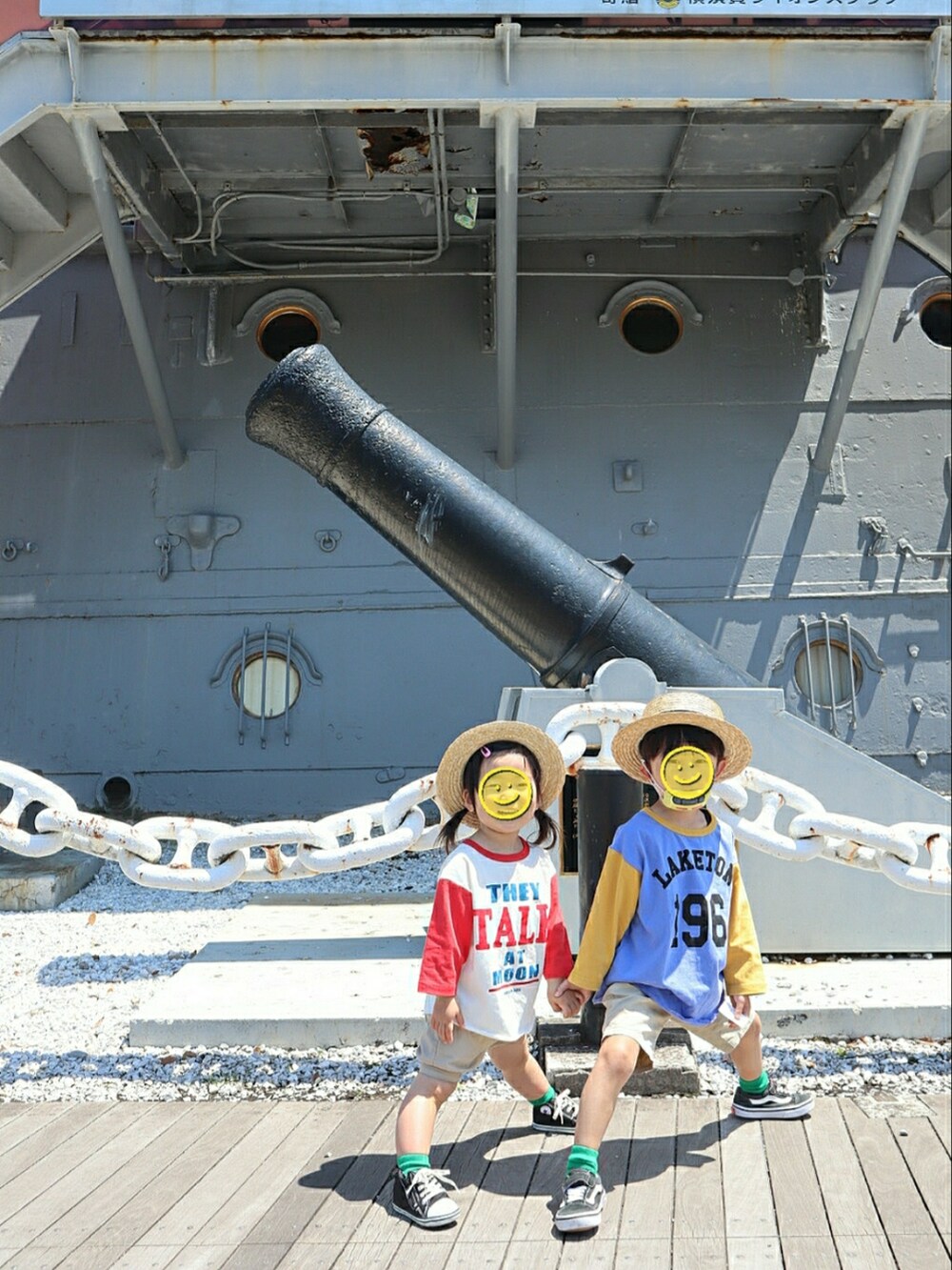 パープル系のTシャツ/カットソー、ホワイト系のTシャツ/カットソー、ブラック系のスニーカーを着用したキッズの春コーディネートの2枚目の写真