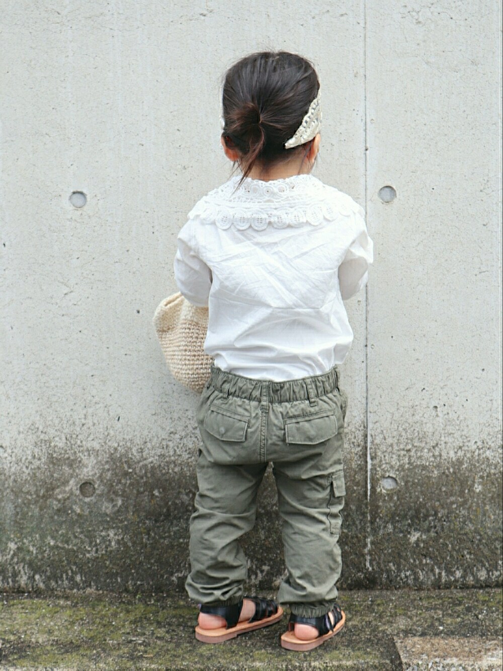 ホワイト系のシャツ/ブラウス、ベージュ系のかごバッグ、グリーン系のカーゴパンツを着用したキッズの春コーディネートの3枚目の写真