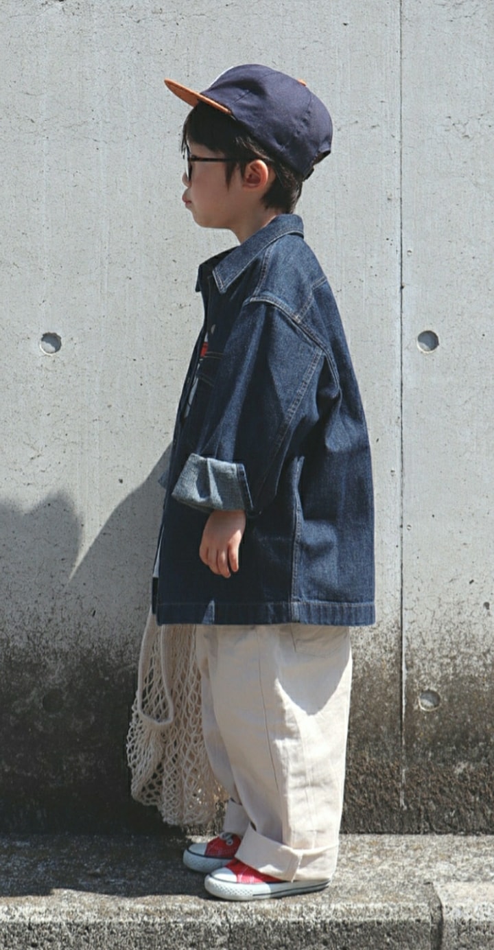 ブルー系のデニムジャケット、グレー系のTシャツ/カットソー、ベージュ系のパンツを着用したキッズの春コーディネートの2枚目の写真