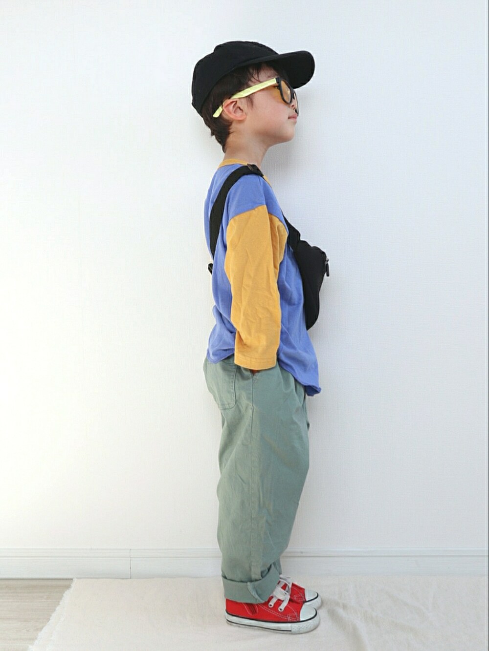 パープル系のTシャツ/カットソー、グリーン系のその他パンツ、レッド系のスニーカーを着用したキッズの春コーディネートの2枚目の写真