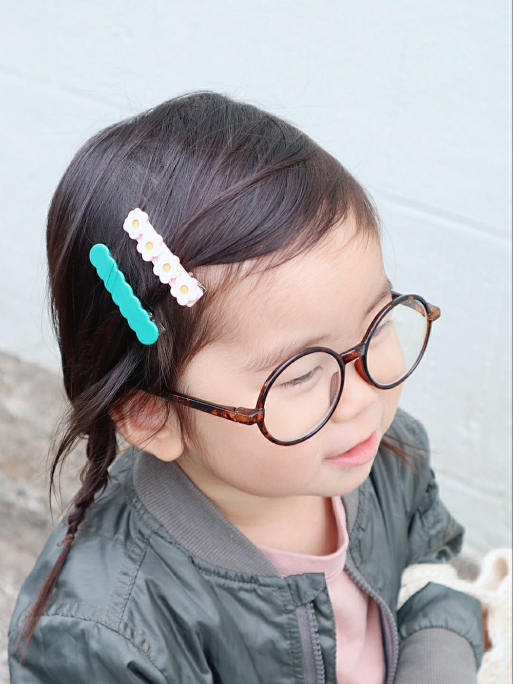 グリーン系のMA-1、ピンク系のTシャツ/カットソー、ベージュ系のかごバッグを着用したキッズの春コーディネートの4枚目の写真