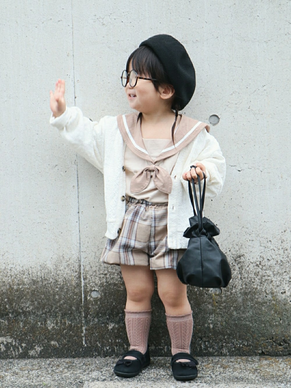 ベージュ系のTシャツ/カットソー、ベージュ系のその他パンツ、ブラック系のバレエシューズを着用したキッズの春コーディネートの2枚目の写真