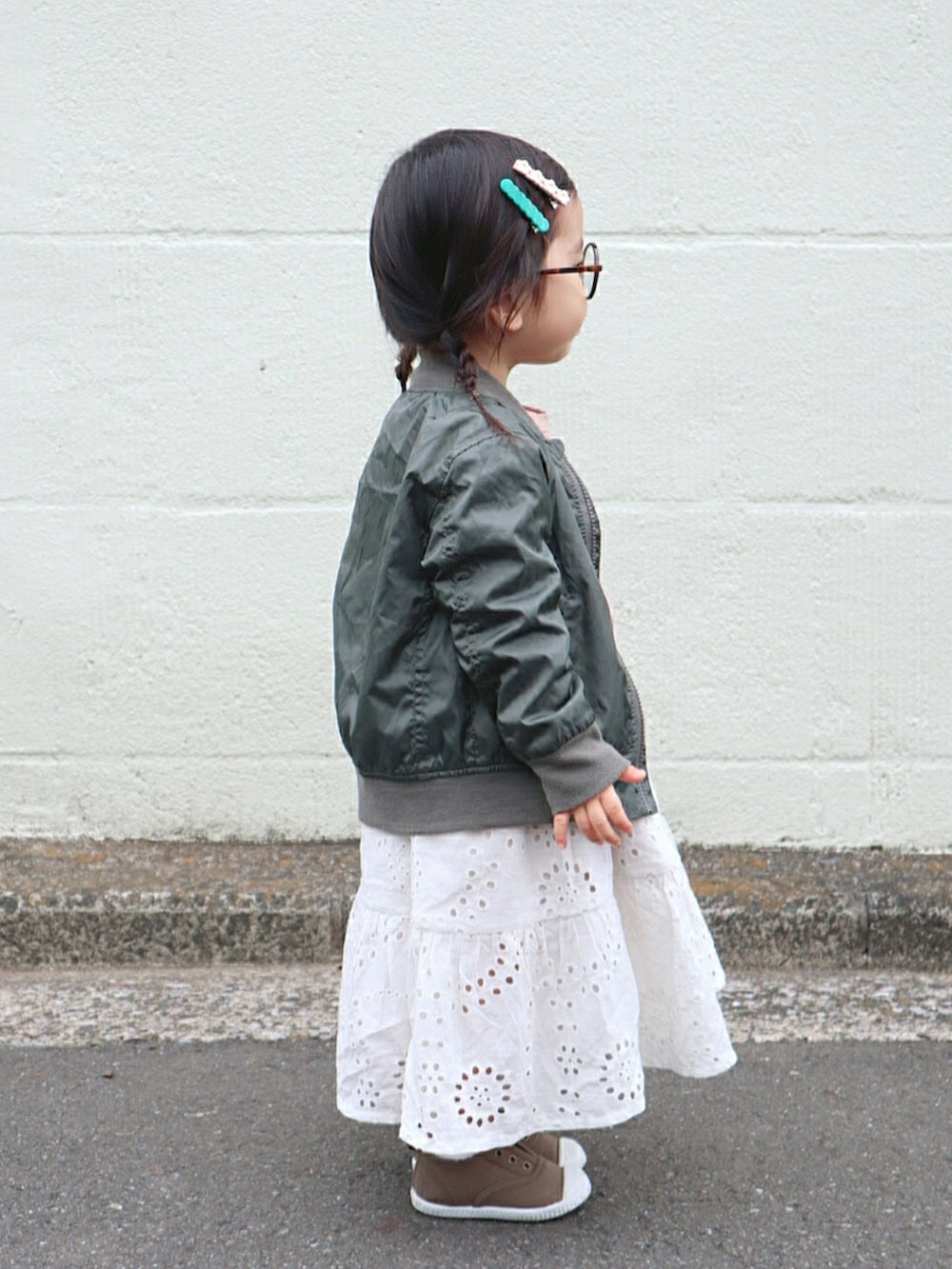 グリーン系のMA-1、ピンク系のTシャツ/カットソー、ベージュ系のかごバッグを着用したキッズの春コーディネートの2枚目の写真