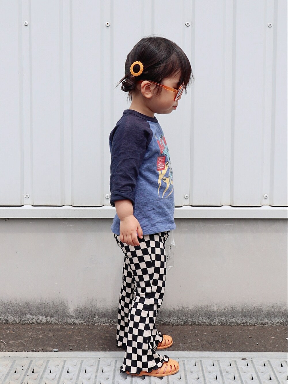 ブルー系のTシャツ/カットソー、その他のパンツ、オレンジ系のサンダルを着用したキッズの春コーディネートの3枚目の写真