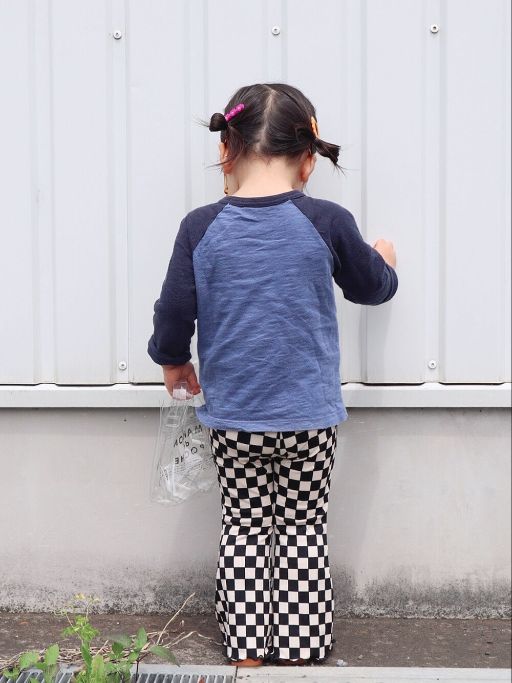 ブルー系のTシャツ/カットソー、その他のパンツ、オレンジ系のサンダルを着用したキッズの春コーディネートの4枚目の写真