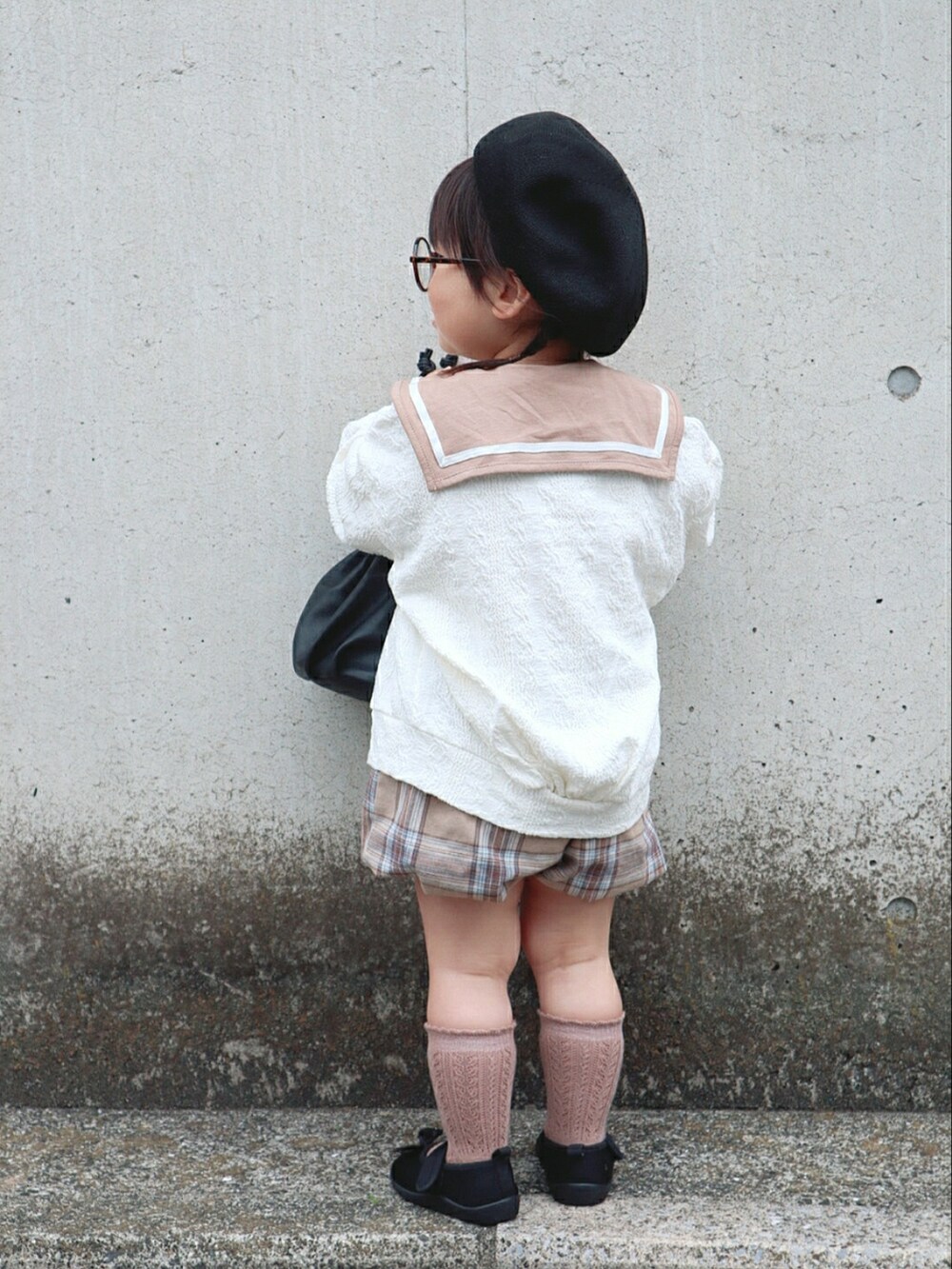 ベージュ系のTシャツ/カットソー、ベージュ系のその他パンツ、ブラック系のバレエシューズを着用したキッズの春コーディネートの4枚目の写真
