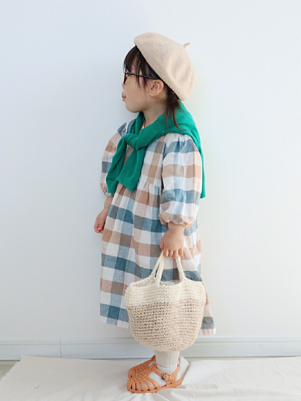 その他のワンピース、ベージュ系のかごバッグ、オレンジ系のサンダルを着用したキッズの春コーディネートの2枚目の写真