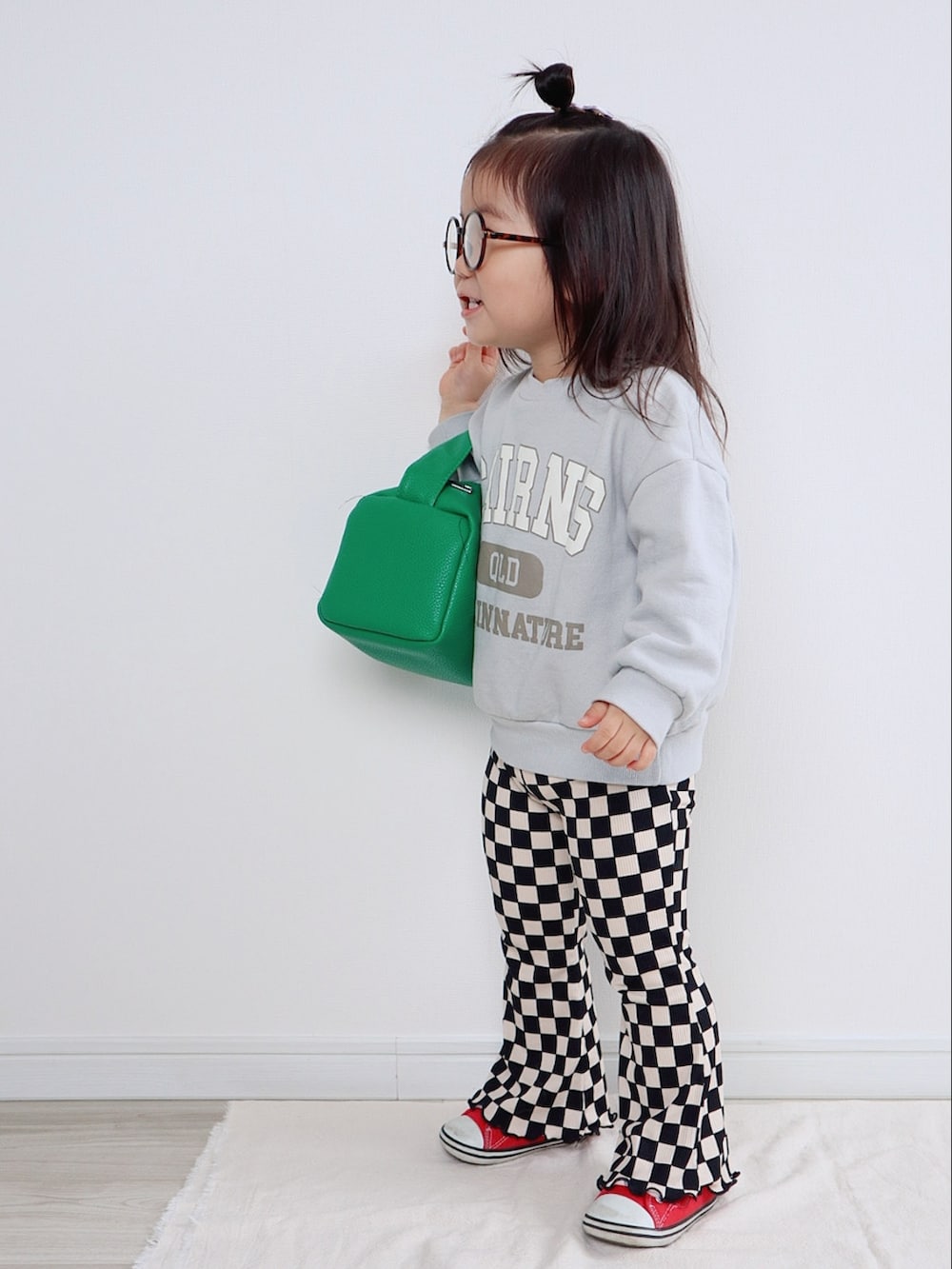 ブルー系のスウェット、グリーン系のショルダーバッグ、その他のパンツを着用したキッズの春コーディネートの3枚目の写真