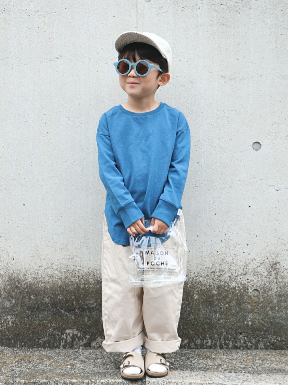 ブルー系のTシャツ/カットソー、その他のショルダーバッグ、ベージュ系のパンツを着用したキッズの春コーディネートの2枚目の写真