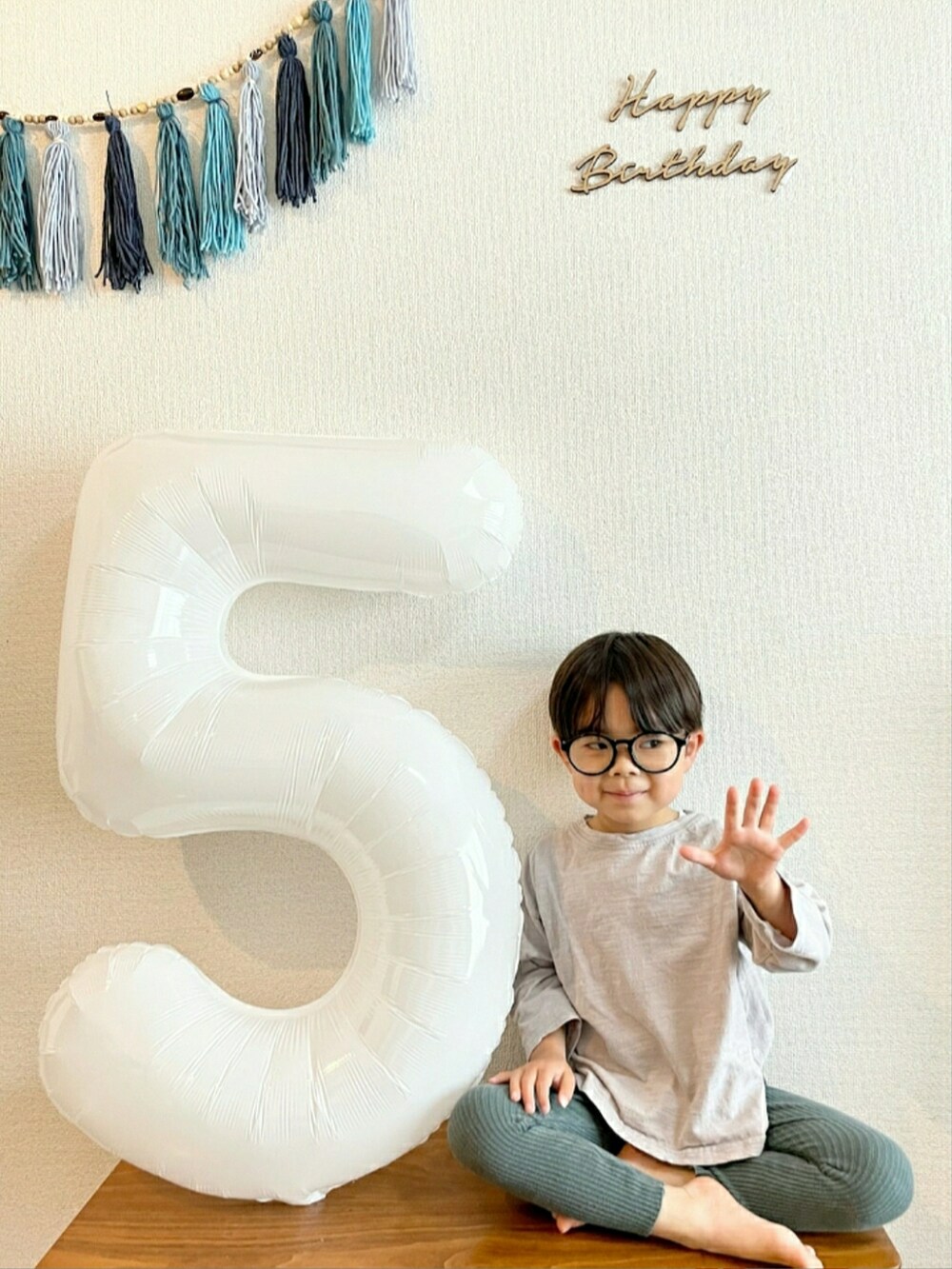 グリーン系のTシャツ/カットソー、ベージュ系のその他パンツ、ベージュ系のトートバッグを着用したキッズの春コーディネートの3枚目の写真