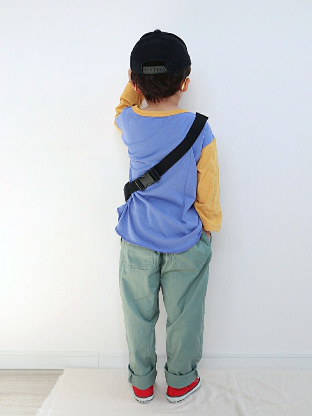 パープル系のTシャツ/カットソー、グリーン系のその他パンツ、レッド系のスニーカーを着用したキッズの春コーディネートの3枚目の写真