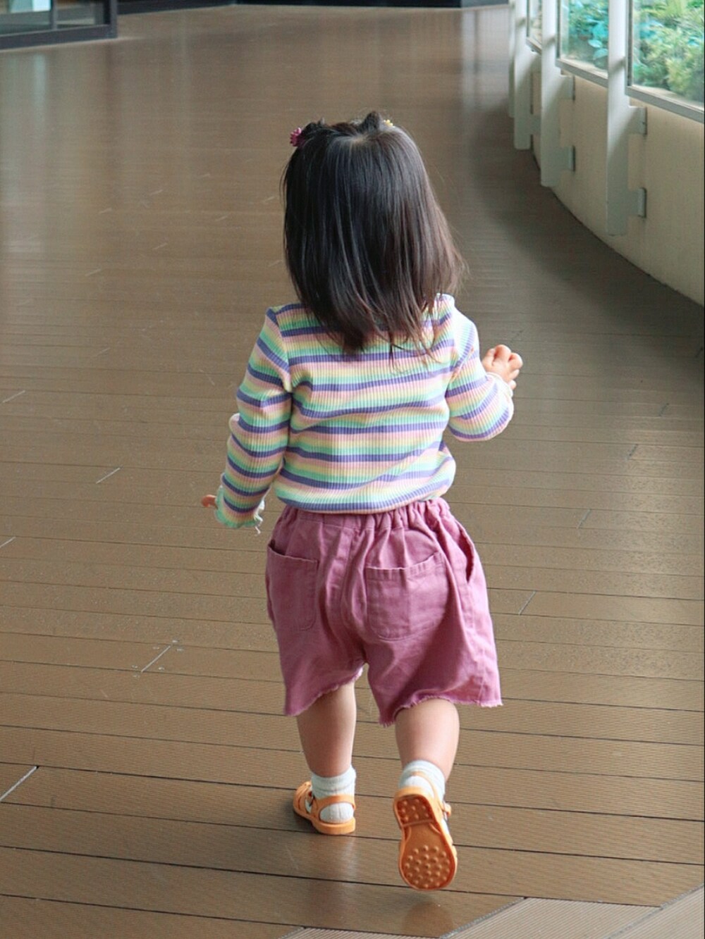 その他のTシャツ/カットソー、その他のかごバッグ、ピンク系のその他パンツを着用したキッズの春コーディネートの4枚目の写真