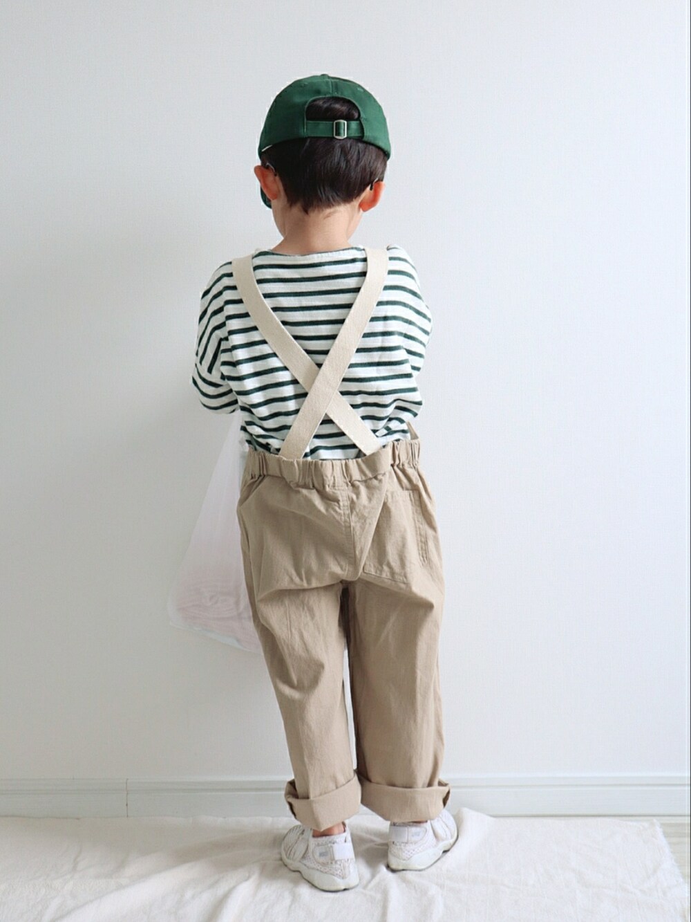 グリーン系のTシャツ/カットソー、ベージュ系のサロペット/オーバーオール、ホワイト系のエコバッグ/サブバッグを着用したキッズの春コーディネートの3枚目の写真