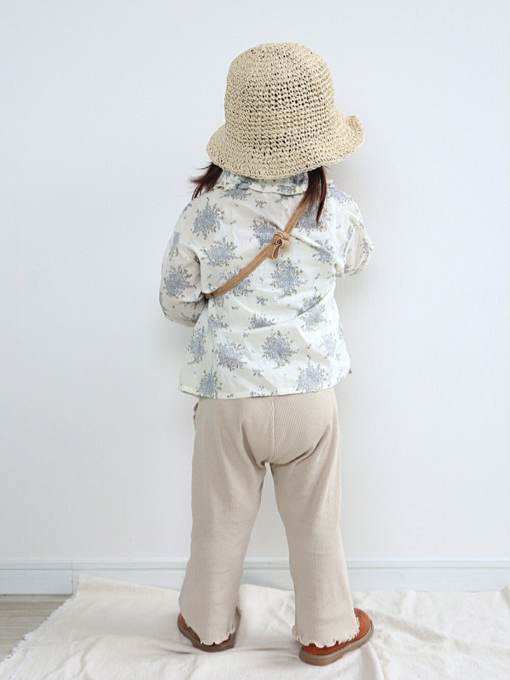 ホワイト系のシャツ/ブラウス、ベージュ系のショルダーバッグ、ベージュ系のパンツを着用したキッズの春コーディネートの2枚目の写真