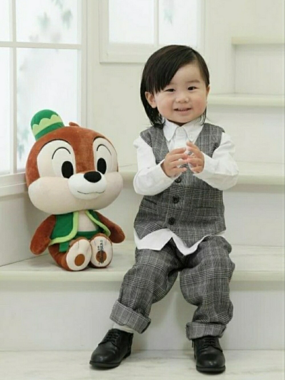 ブラック系のシャツ/ブラウス、ブラック系のスニーカー、ブラック系のキャップを着用したキッズの春コーディネートの3枚目の写真