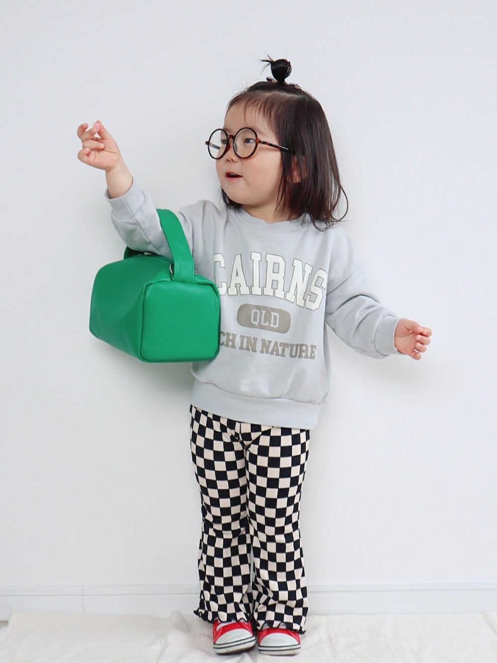 ブルー系のスウェット、グリーン系のショルダーバッグ、その他のパンツを着用したキッズの春コーディネートの2枚目の写真