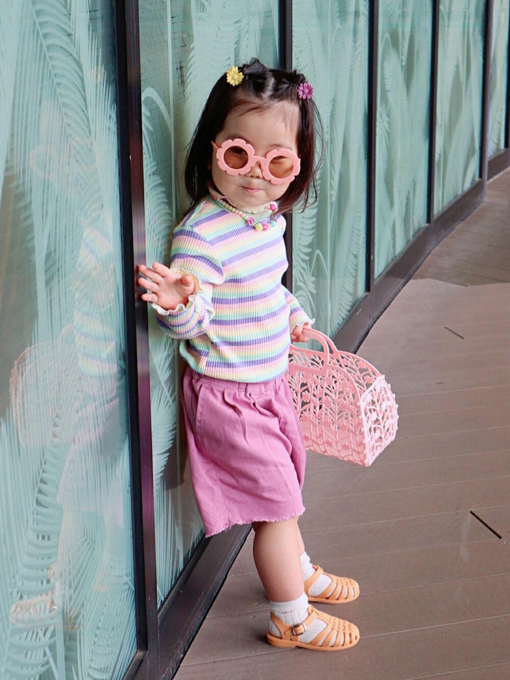 その他のTシャツ/カットソー、その他のかごバッグ、ピンク系のその他パンツを着用したキッズの春コーディネートの2枚目の写真