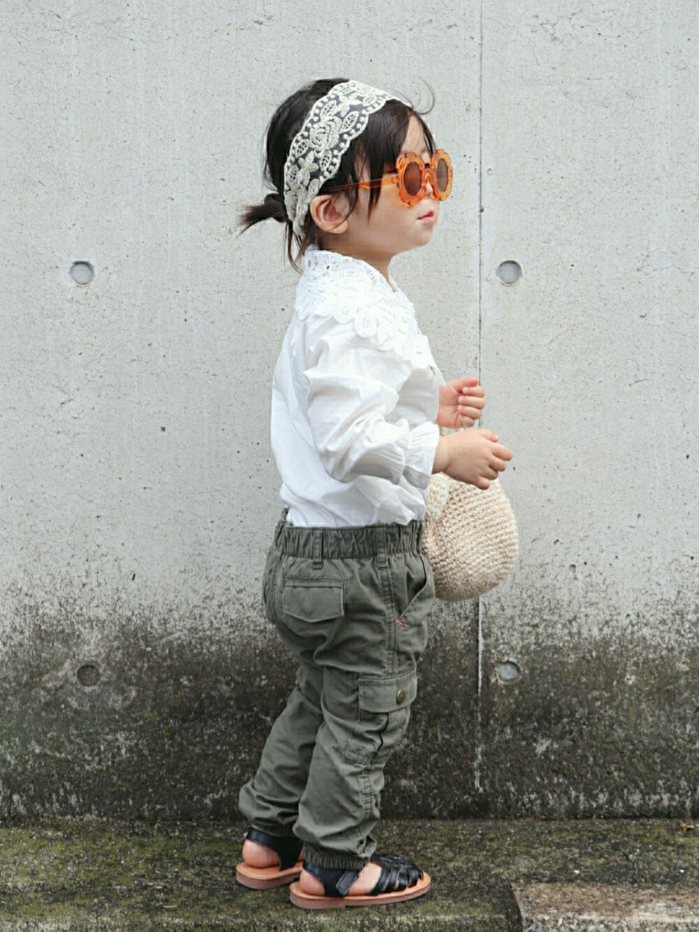 ホワイト系のシャツ/ブラウス、ベージュ系のかごバッグ、グリーン系のカーゴパンツを着用したキッズの春コーディネートの2枚目の写真
