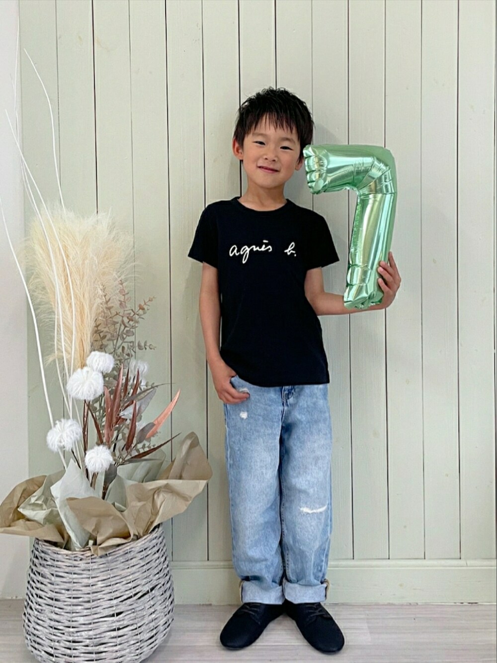 ベージュ系のTシャツ/カットソー、ベージュ系のパンツ、ホワイト系のスニーカーを着用したキッズの春コーディネートの3枚目の写真