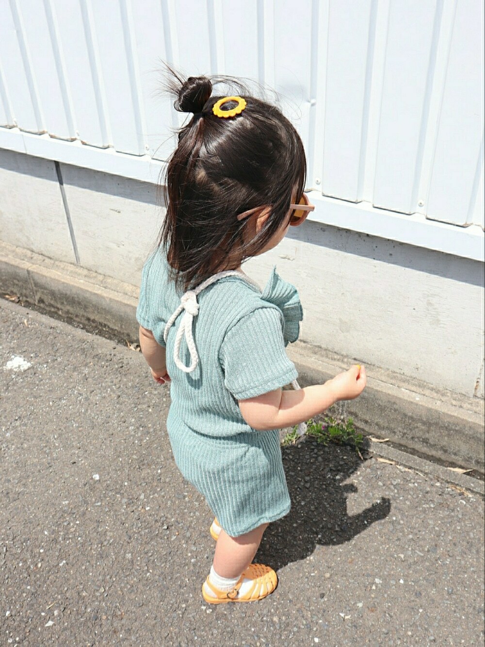 グリーン系のTシャツ/カットソー、グリーン系のパンツ、ベージュ系のショルダーバッグを着用したキッズの春コーディネートの3枚目の写真