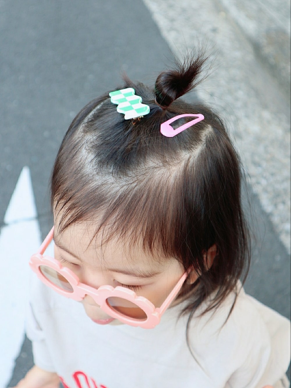 ベージュ系のワンピース、グリーン系のバッグ、ブラック系のスニーカーを着用したキッズの春コーディネートの4枚目の写真